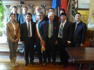 delegazione cinese con sindaco e assessori