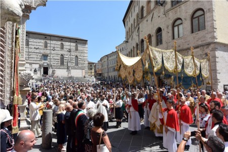Perugia: celebrata la solennità del Corpus Domini. Il cardinale arcivescovo Bassetti: «L’Eucarestia non può essere soltanto la professione della nostra fede, ma anche testimonianza concreta del nostro amore, della nostra vita, del nostro impegno».