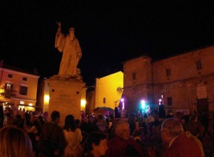 piazza in notturna